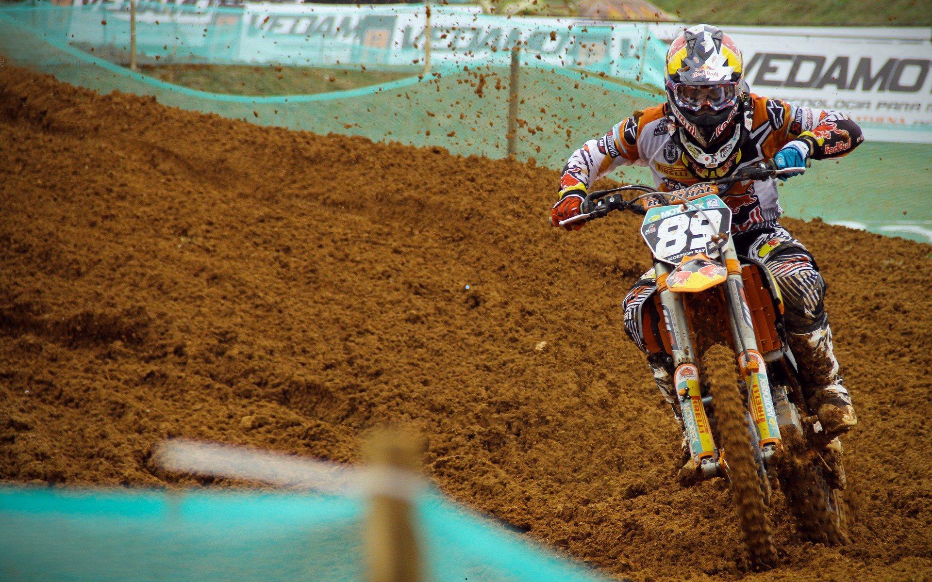 终于回归！阿劳霍复出之战闪耀全场，赛后队友抛起庆祝胜利时刻